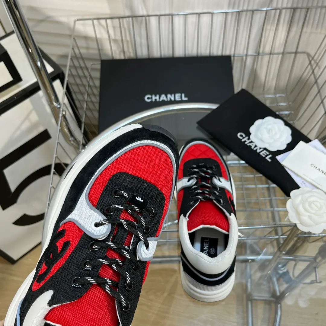 👟👟Ex-factory price 560👟👟 Chanel Chanel - 2022 counter top casual sports shoes This classic design; the upper is electro-embroidered with a variety of techniques; the outsole is fashionable and sporty; it is unusual to incorporate a variety of color matching elements... The diversified mix and match is very good-looking and versatile, casual, fashionable, sports and outdoor can be taken into account... ꫛꫀꪝ Go➫ Material: ❶Upper is made of: Original imported high mercerized smooth cow suede + electric embroidery technology + imported breathable mesh ❷Inner use: original imported breathable mesh ❸Outsole based on: original TPU combination outsole Counter boutique packaging complete set for women 35–42 men 38–46